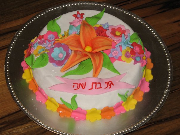 עוגת יום הולדת בקישוט בצק סוכר